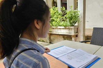 Cô gái ở TPHCM bị mạo danh làm giám đốc và cấm xuất cảnh, làm sao để gỡ?