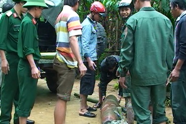 Tháo gỡ trái bom nặng 250kg sát nhà dân