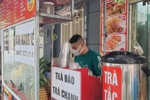 Lấy tiền từ công ty xổ số hỗ trợ người bán vé số phải dừng việc vì dịch