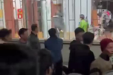 Khoảnh khắc bé gái được gia đình bế về nhà trong niềm vui vỡ òa