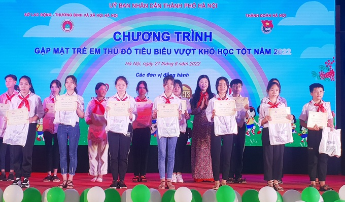 Chủ tịch Ủy ban Mặt trận Tổ quốc Việt Nam thành phố Hà Nội Nguyễn Lan Hương trao tặng những phần quà ý nghĩa cho trẻ em nghèo.