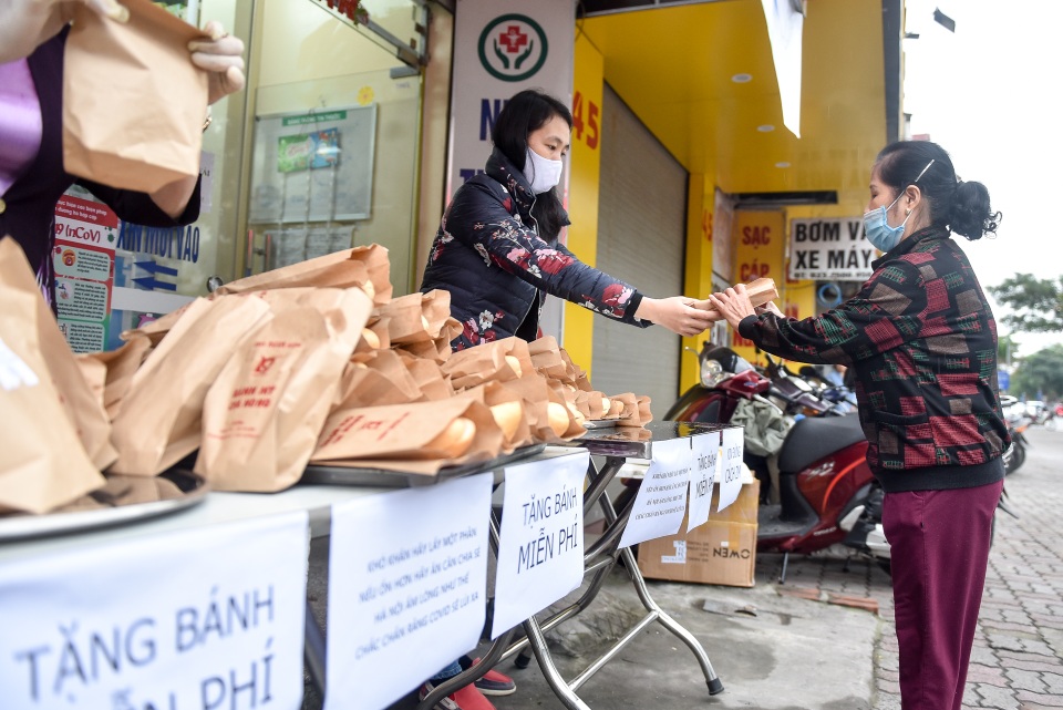 300 chiếc bánh ấm nóng trao tặng người nghèo trong ngày Hà Nội trở lạnh - 2 300 chiếc bánh ấm nóng trao tặng người nghèo trong ngày Hà Nội trở lạnh - 2