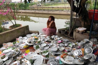 “Chinh chiến” với núi bát đũa khi ra mắt nhà bạn trai ngày Tết, phải làm sao?