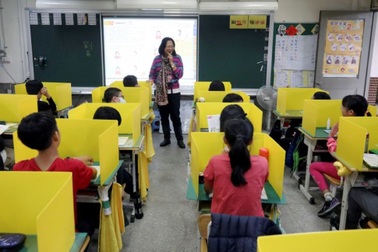 Trường học Đài Loan lắp thêm vách ngăn để phòng ngừa dịch Covid-19