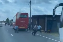 Mâu thuẫn vượt đường, nhiều người của 2 xe khách xô xát trên quốc lộ