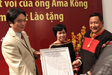 Bàn giao báu vật vô giá của “vua Voi” Ama Kông cho Hà Nội