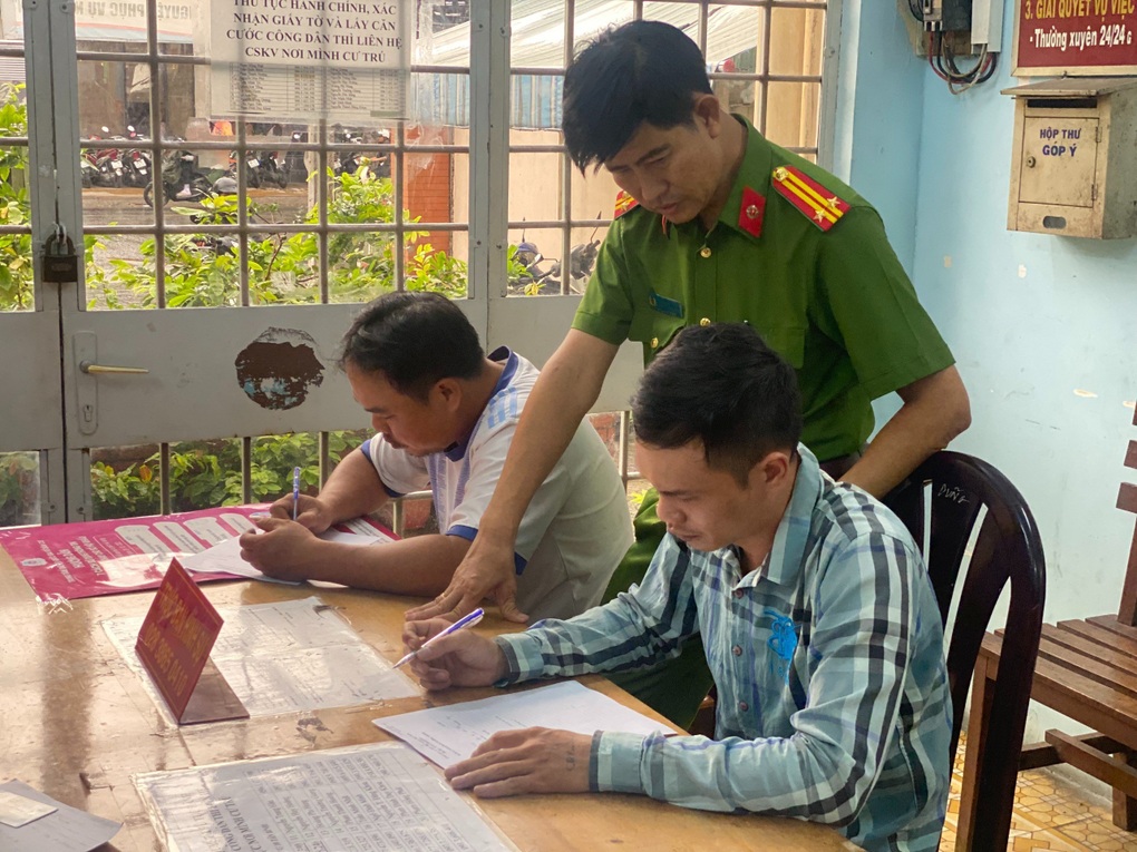 Nhóm người mỗi đêm dán 10.000 tờ quảng cáo hút hầm cầu phải đi bóc gỡ - 1 Nhóm người mỗi đêm dán 10.000 tờ quảng cáo hút hầm cầu phải đi bóc gỡ - 1