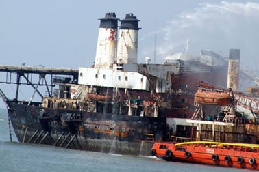 "Siêu tàu cẩu" mắc cạn tại Vũng Tàu bốc cháy dữ dội