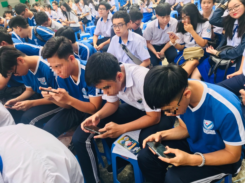 Smartphone làm tê liệt học trò - 1 Smartphone làm tê liệt học trò - 1