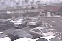 Máy bay lao xuống đường cao tốc bốc cháy ngùn ngụt