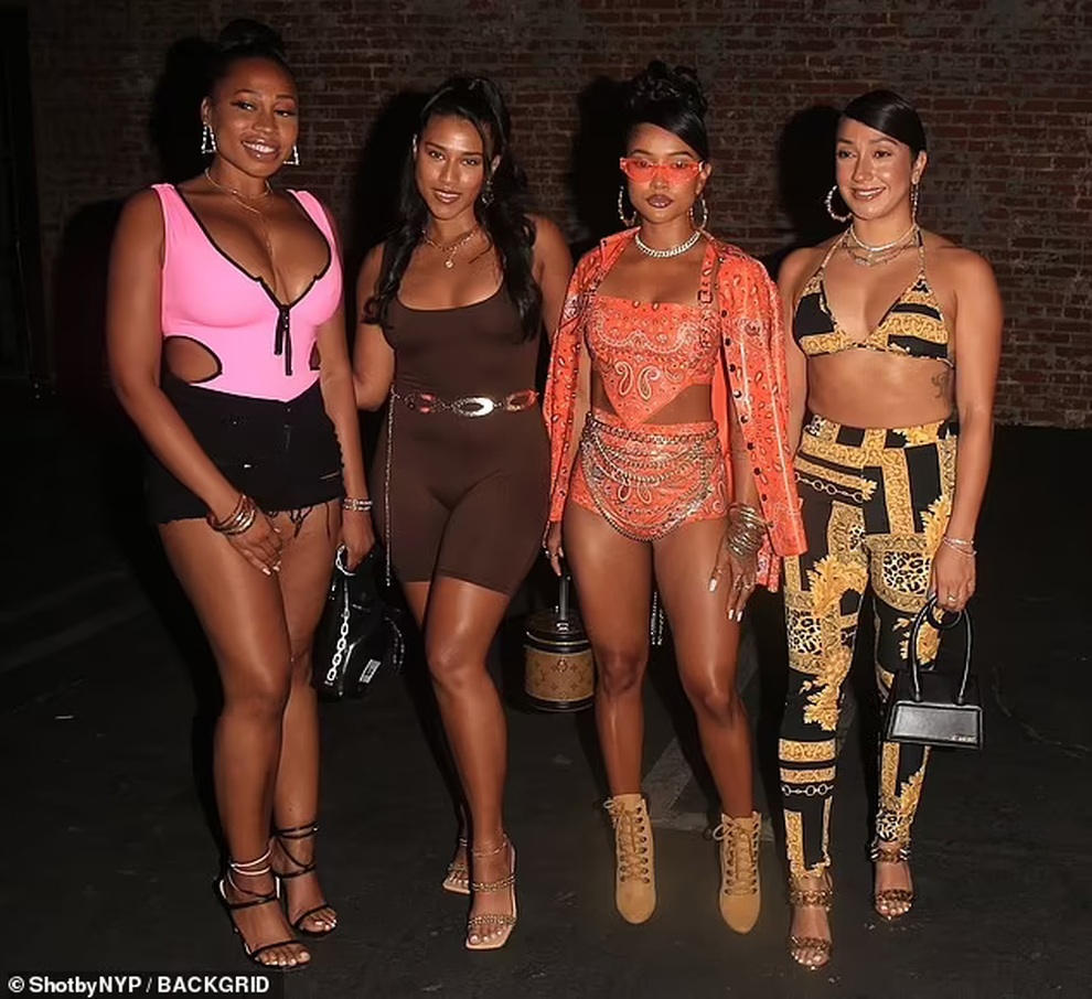 Người mẫu gốc Việt Karrueche Tran mặc bốc lửa đi dự tiệc - 2 Người mẫu gốc Việt Karrueche Tran mặc bốc lửa đi dự tiệc - 2