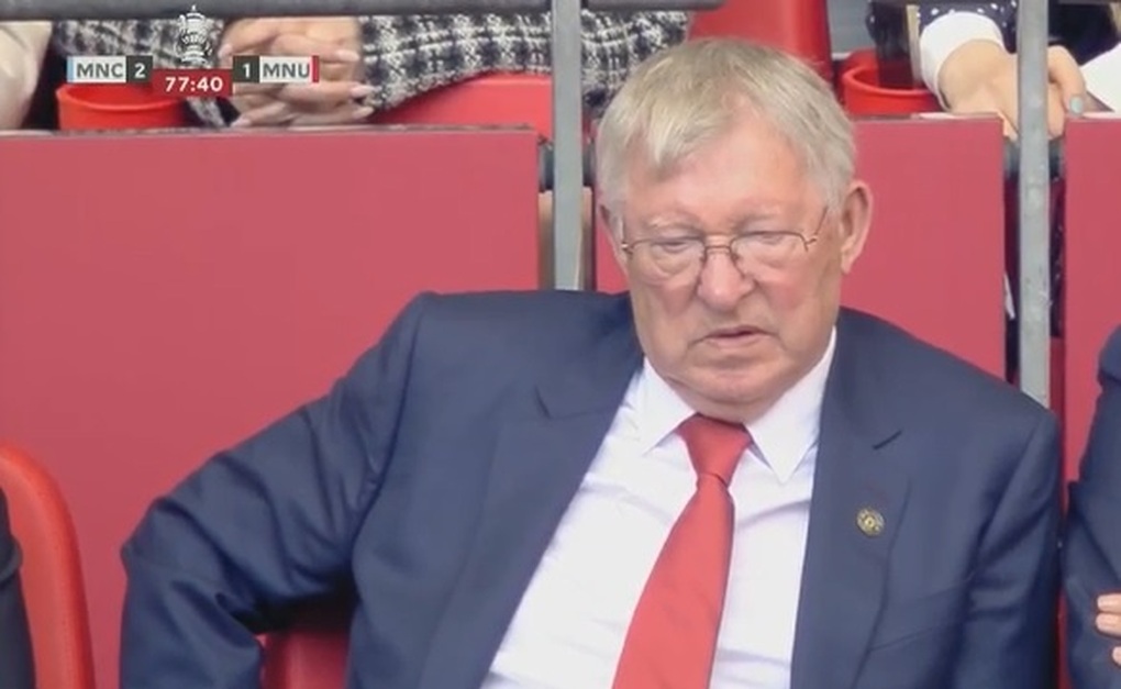 Biểu cảm chán chường của Sir Alex và Beckham khi Man Utd thua Man City - 8 Biểu cảm chán chường của Sir Alex và Beckham khi Man Utd thua Man City - 8