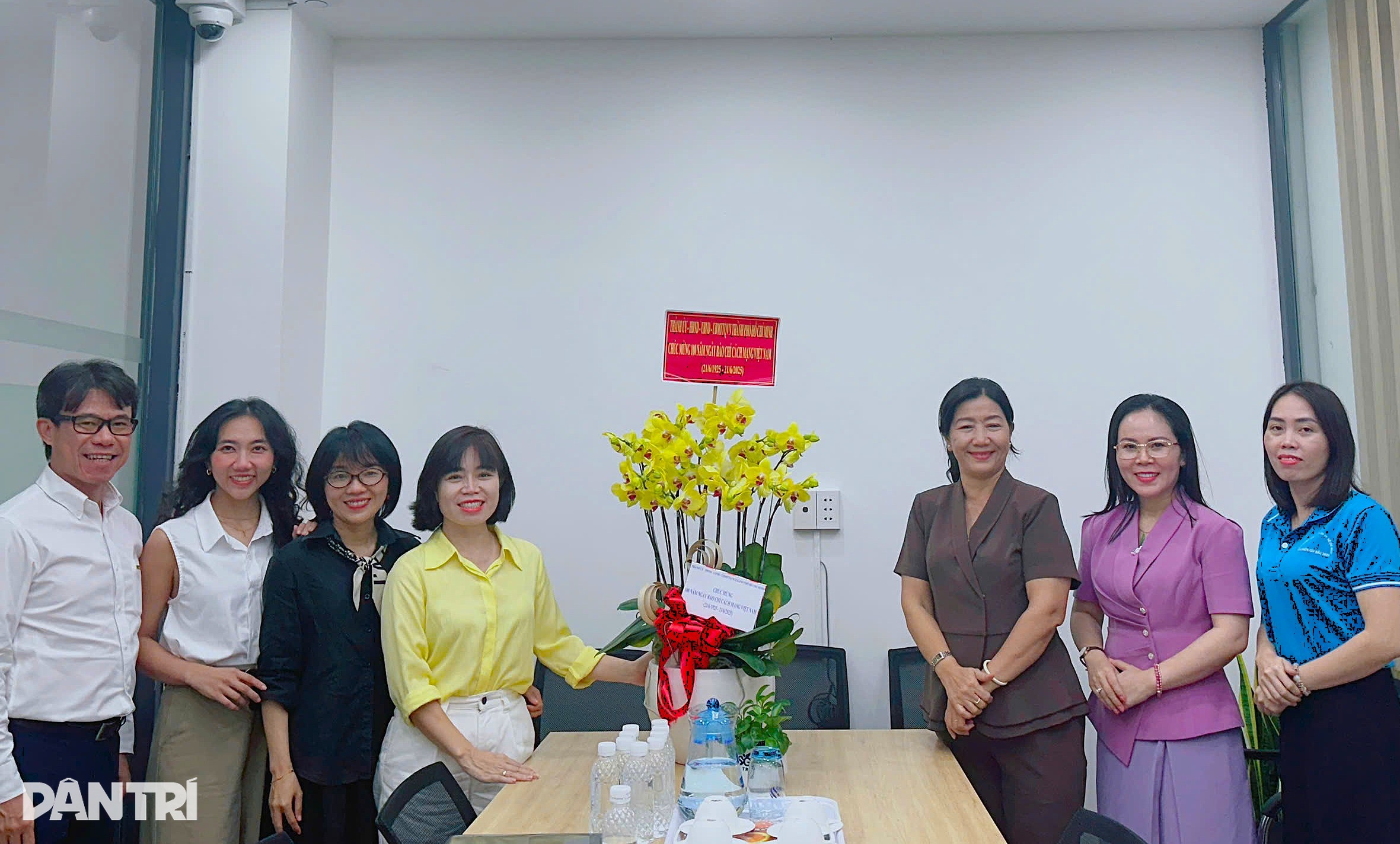 Văn phòng báo Dân trí ở miền Nam đón nhận nhiều tình cảm dịp 21/6 - 2 Văn phòng báo Dân trí ở miền Nam đón nhận nhiều tình cảm dịp 21/6 - 2