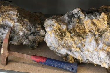 Phát hiện 2 tảng đá lẫn vàng trị giá 11 triệu USD