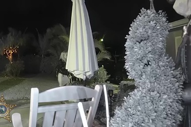 Nửa đêm ném gạch vào nhà bạn trai cũ, cô gái nhận cái kết đắng