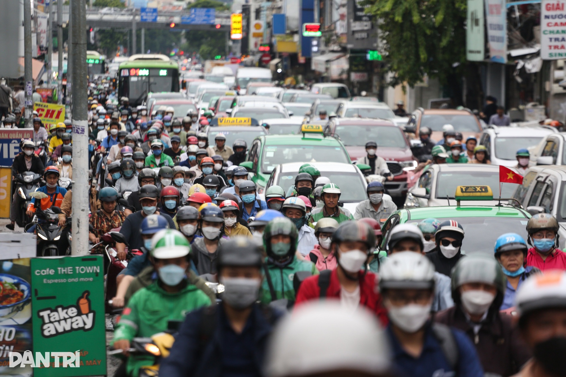 Người dân ở TPHCM vạ vật, nhích từng chút trên đường về quê nghỉ lễ - 9