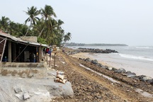 Triều cường, sạt lở uy hiếp hàng chục hộ dân tại Phú Yên