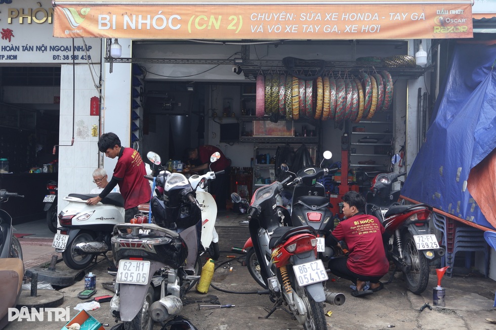 Tiệm sửa xe ở TPHCM làm đến 3h sáng không xuể, nhận 100 xe chết máy do ngập - 8