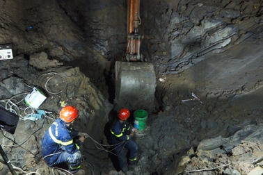 Thủ tướng chỉ đạo tập trung cứu cháu bé rơi xuống ống cọc bê tông sâu 35m