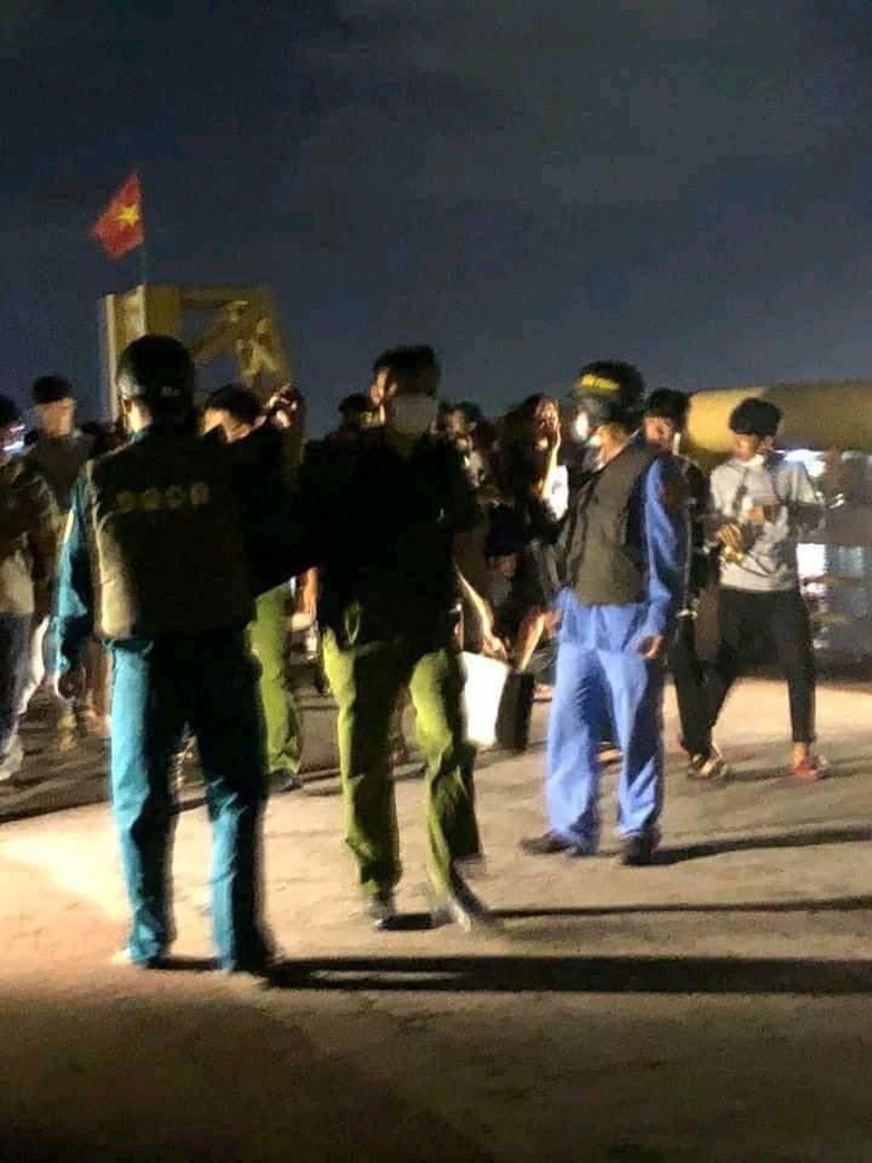 Đánh lạc hướng, cứu thành công thanh niên đòi tự tử - 2 Đánh lạc hướng, cứu thành công thanh niên đòi tự tử - 2