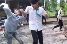 Nam sinh lớp 11 nhập viện vì bị bạn phang mũ bảo hiểm vào đầu