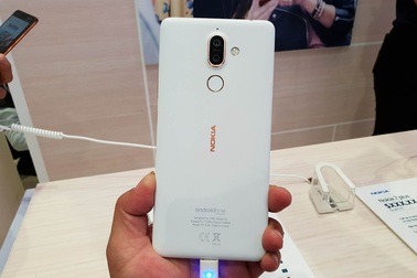 Trên tay Nokia 7 Plus - smartphone tràn viền đầu tiên của Nokia