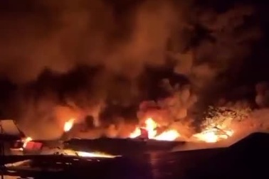 Hà Nội: Cháy cực lớn ở kho chứa vải cạnh chợ Ninh Hiệp