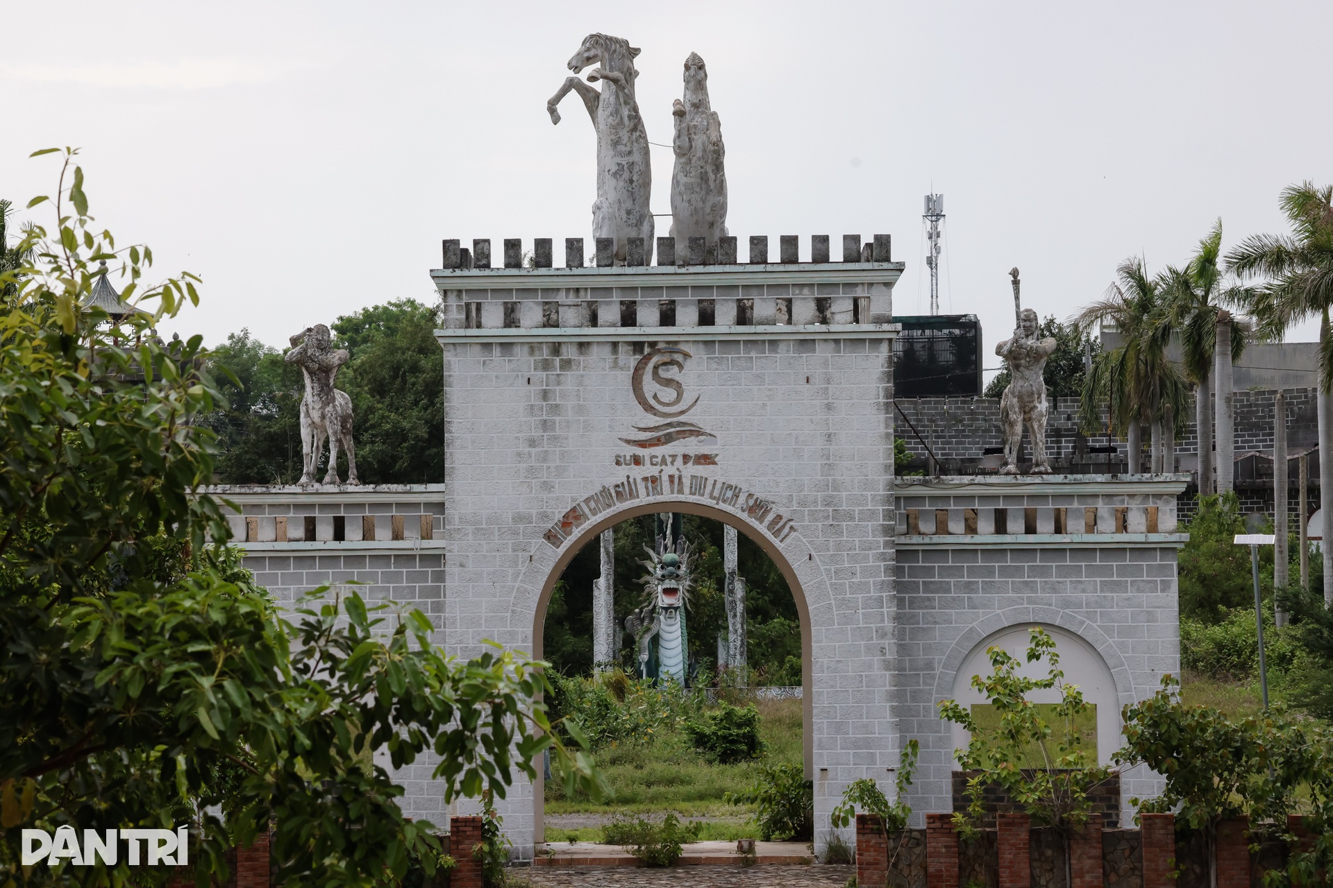 Khung cảnh hoang tàn bên trong khu du lịch bỏ hoang ở Phan Thiết - 12 Khung cảnh hoang tàn bên trong khu du lịch bỏ hoang ở Phan Thiết - 12