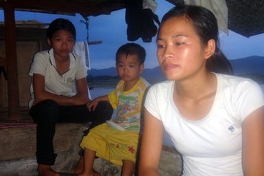 Nghèo khó, nữ sinh xóm vạn chài phải gác lại ước mơ giảng đường