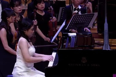 Nguyệt Hà chơi piano cùng dàn nhạc
