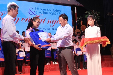 Trao 127 suất học bổng hỗ trợ tân sinh viên khó khăn tại Tây Nguyên đến trường