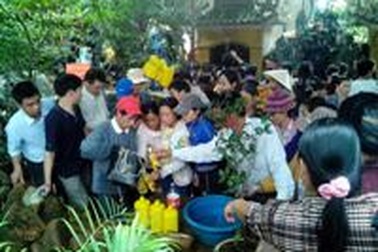 Đầu năm kéo nhau đi xin nước 