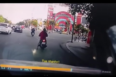 Người phụ nữ đi xe máy đột ngột dừng ngay trước mũi ô tô