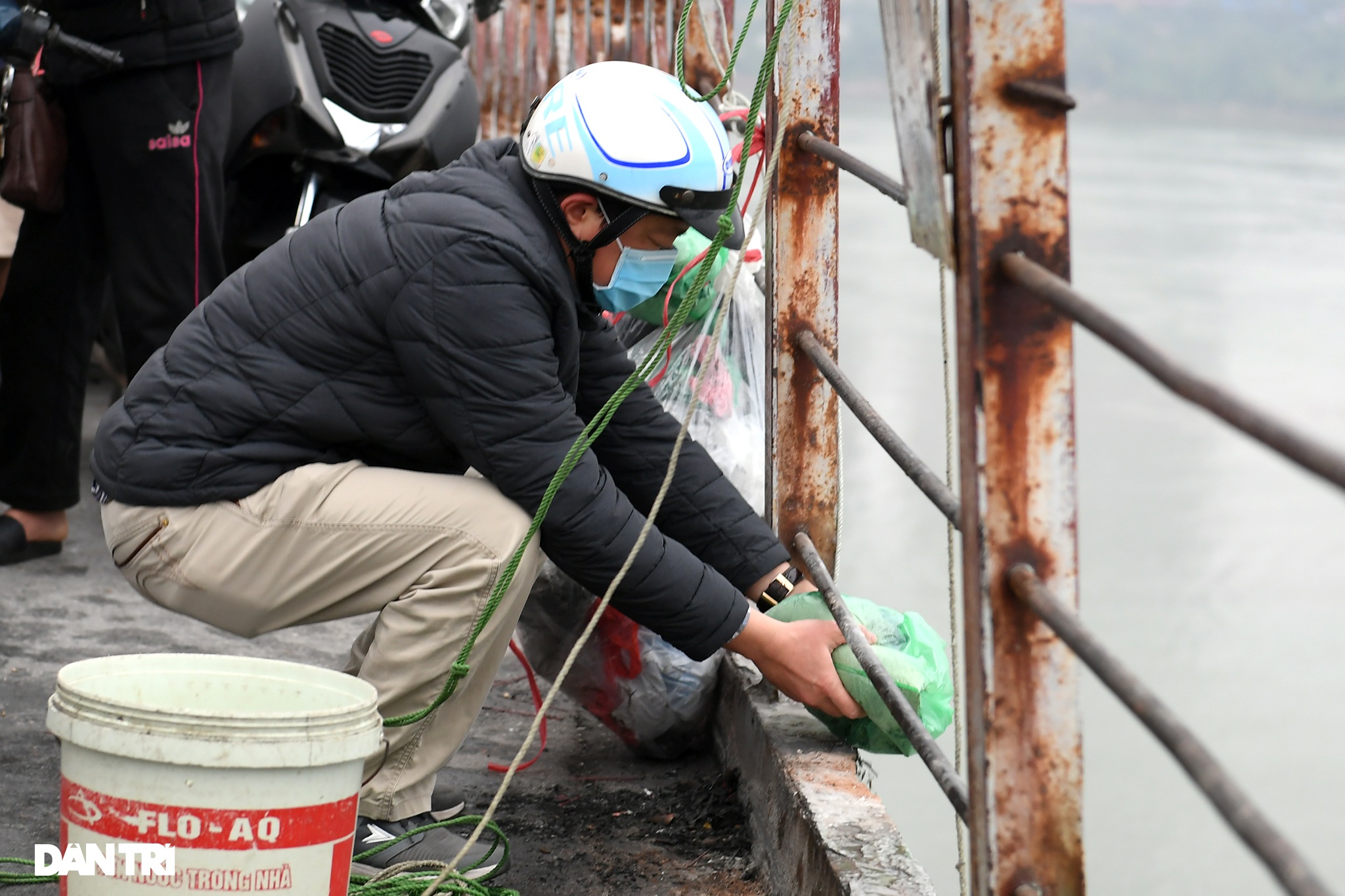 Mùa Covid: Vắng vẻ cảnh thả cá chép ngày tiễn ông Táo lên chầu trời - 10 Mùa Covid: Vắng vẻ cảnh thả cá chép ngày tiễn ông Táo lên chầu trời - 10