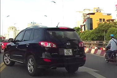 Ô tô hồn nhiên quay đầu trên cầu vượt