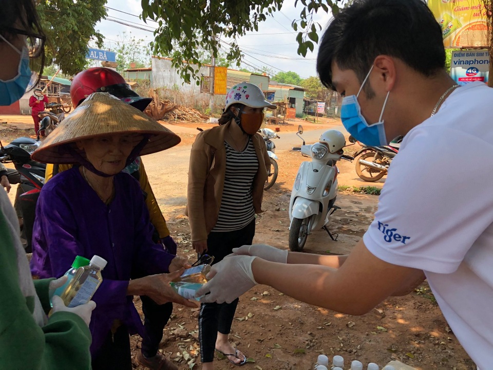 Học sinh đi xin nước rửa tay, khẩu trang về phát cho người dân phòng dịch - 2