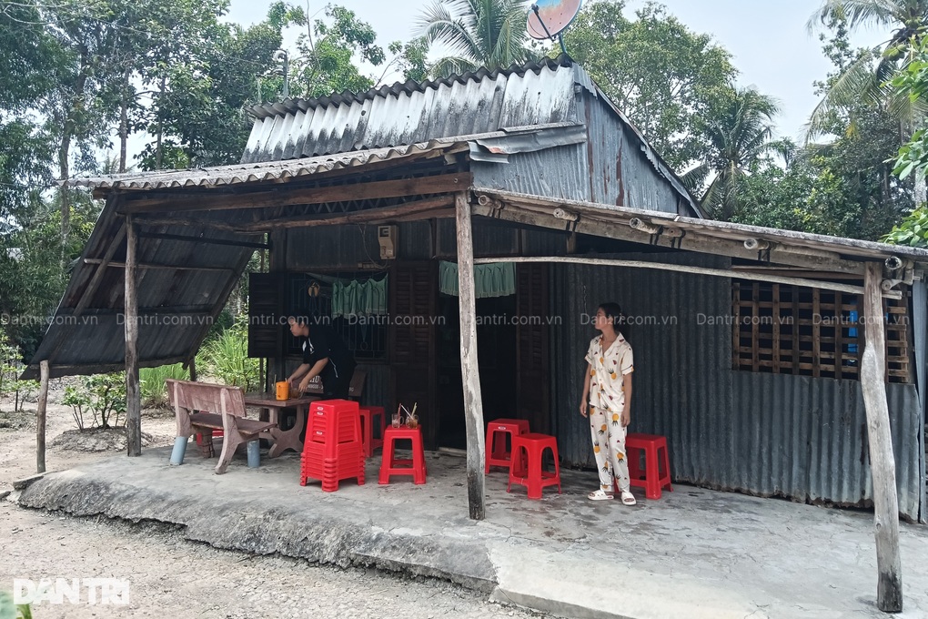 Vợ bệnh nặng, nhà sắp sập, người đàn ông nghèo không biết bấu víu vào đâu - 5 Vợ bệnh nặng, nhà sắp sập, người đàn ông nghèo không biết bấu víu vào đâu - 5