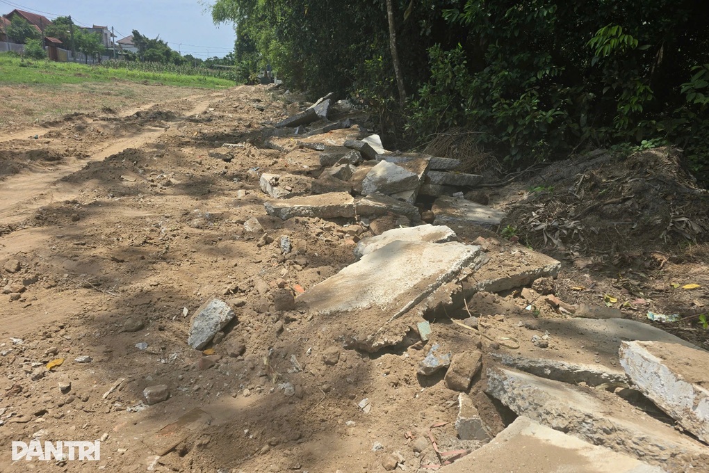Phá dỡ hoàn toàn con đường bê tông xuất hiện bất ngờ sau một đêm - 3 Phá dỡ hoàn toàn con đường bê tông xuất hiện bất ngờ sau một đêm - 3