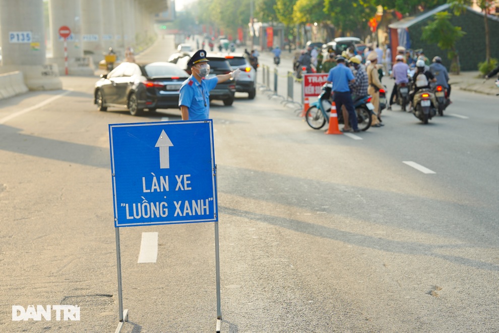 Hà Nội: Ngày đầu triển khai 39 chốt kiểm soát liên ngành tại vùng đỏ - 2 Hà Nội: Ngày đầu triển khai 39 chốt kiểm soát liên ngành tại vùng đỏ - 2