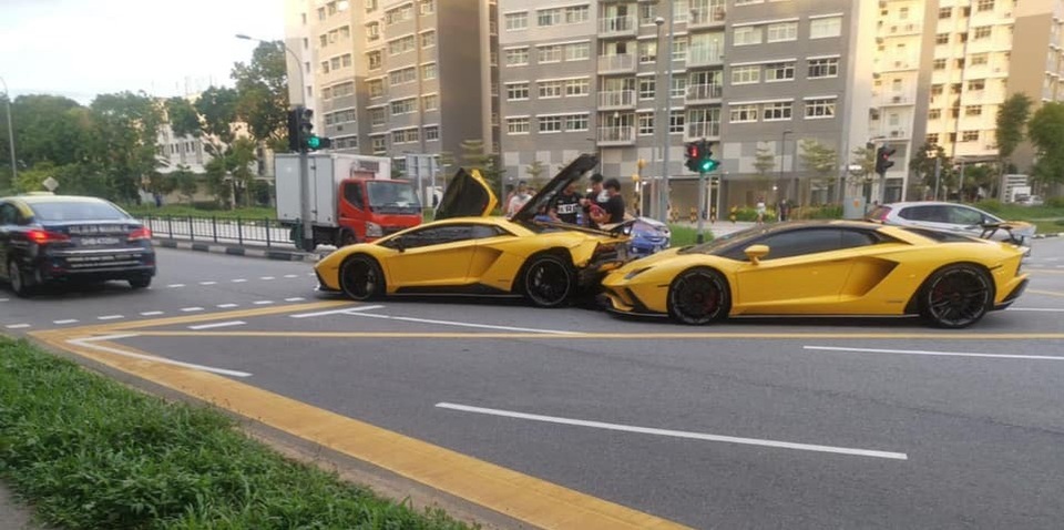 Cú va chạm triệu USD của hai chiếc Lamborghini Aventador S - 3 Cú va chạm triệu USD của hai chiếc Lamborghini Aventador S - 3