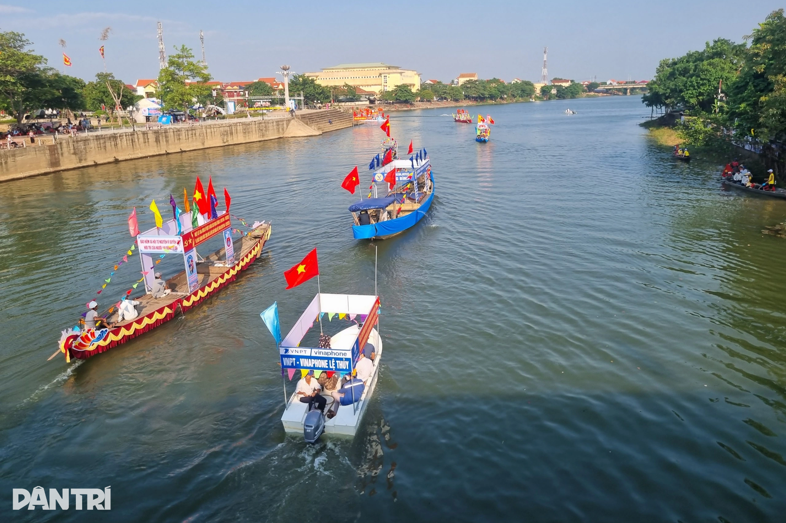 Перегони на човнах у Ле-Туї Đua thuyền Lệ Thủy