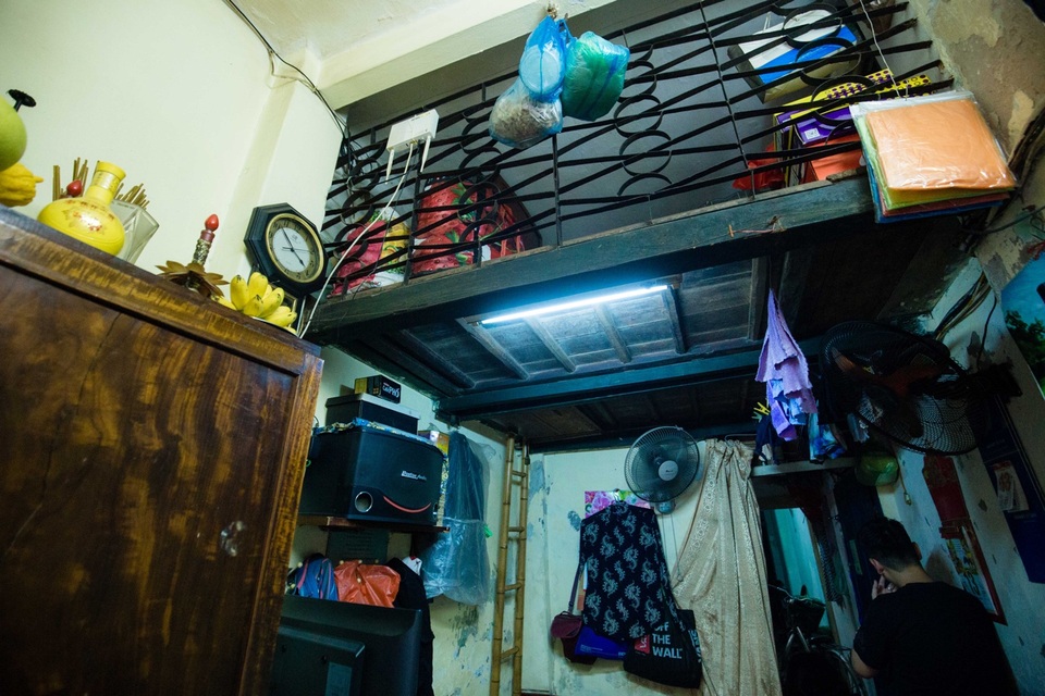 Sống khổ ở phố cổ Hà Nội: Căn nhà 9m2 là lối đi chung của 6 hộ dân khác - 4 Sống khổ ở phố cổ Hà Nội: Căn nhà 9m2 là lối đi chung của 6 hộ dân khác - 4