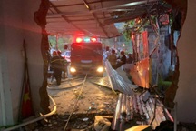 Xe tải tông sập nhà dân, 4 người thương vong