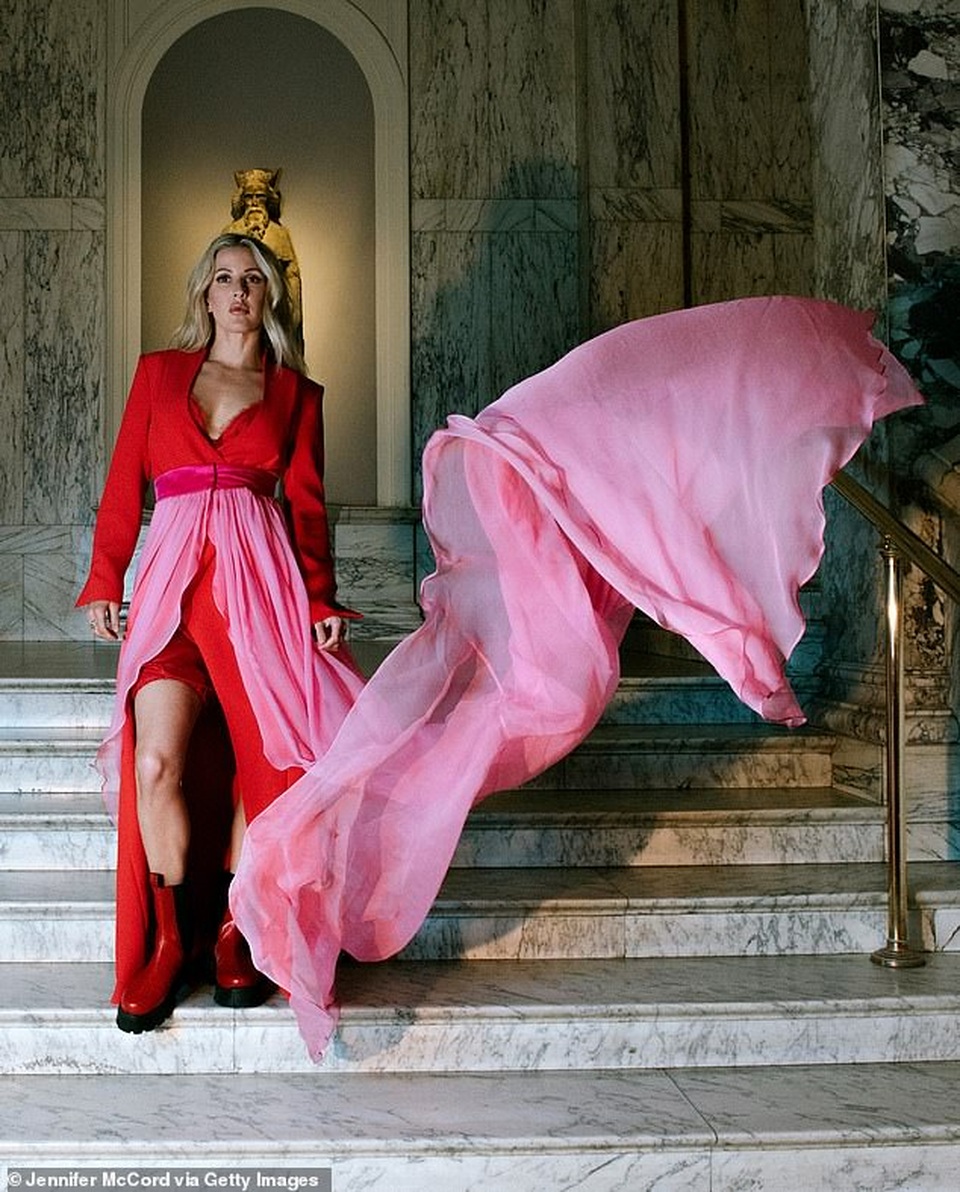 Ellie Goulding diện áo phô nội y trên phố - 4 Ellie Goulding diện áo phô nội y trên phố - 4