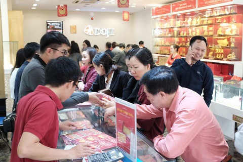 Tặng vợ 60 nhẫn vàng Thần tài mừng lễ Tình nhân: Bí mật của anh thợ điều hòa