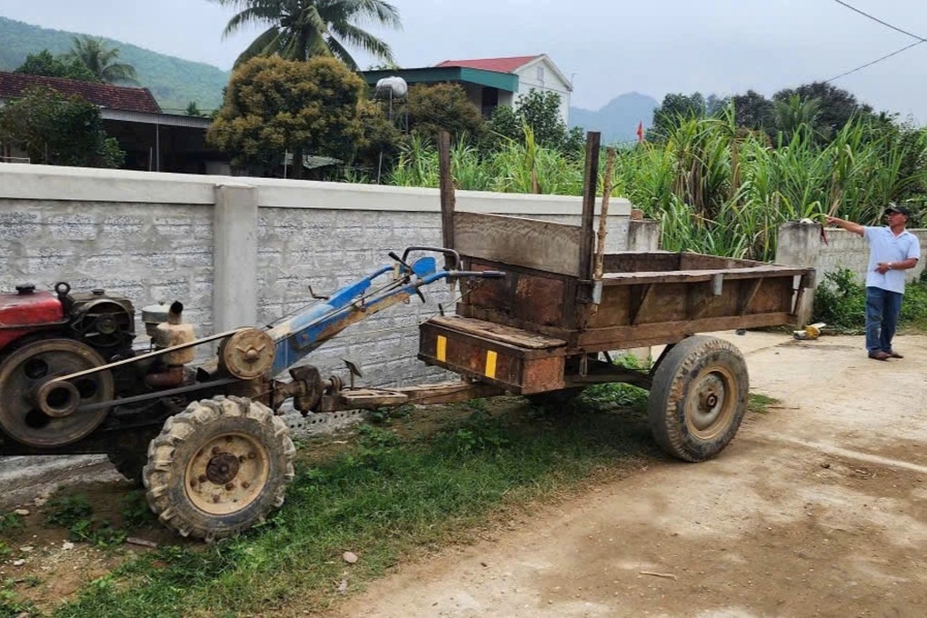 Lái xe công nông lùi vào cổng nhà, người đàn ông bị kẹt tử vong - 1 Lái xe công nông lùi vào cổng nhà, người đàn ông bị kẹt tử vong - 1