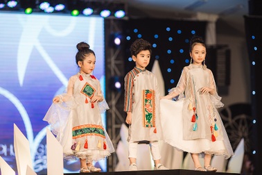 100 mẫu nhí tự tin sải bước trên sàn catwalk