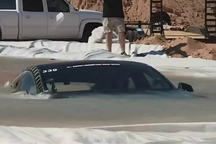 Mang ô tô điện lội nước, chủ xe nhận hóa đơn sửa chữa đắt "chóng mặt"