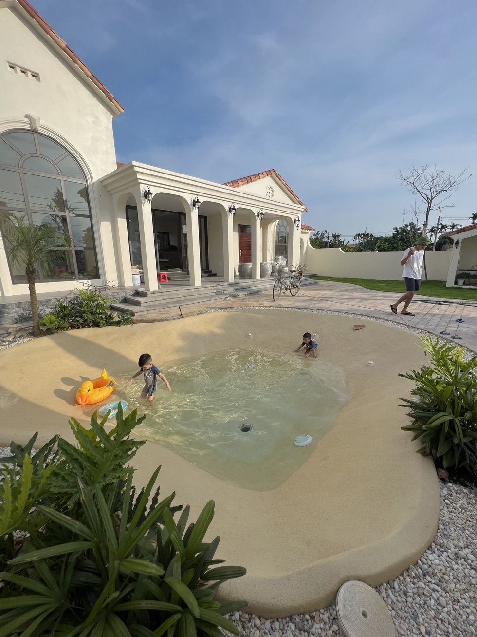 Không mua nổi chung cư Hà Nội, vợ chồng về quê xây nhà có hồ bơi như resort - 3 Không mua nổi chung cư Hà Nội, vợ chồng về quê xây nhà có hồ bơi như resort - 3