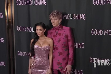 Megan Fox tái xuất gợi cảm sau khi sinh con thứ 4